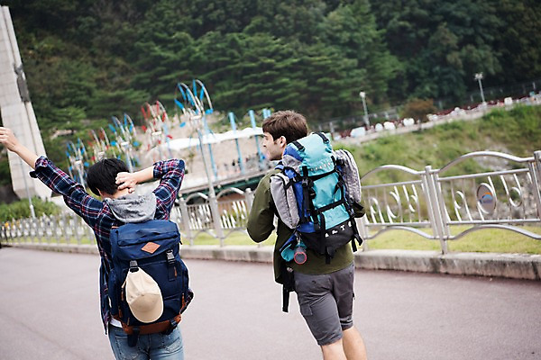 포토 JPG 주간 서양인 외국인 남자 여행 상반신 20대 성인 야외 두명 뒷모습 친구 걷기 우정 한국인 즐거움 춘천 소양강댐 성인남자만 브로맨스 국내포토 자연요소 감정 뷰포인트 관계 모션 사람 동양인 인종 청년 댐 강원도 남자만 성인만 파일형식