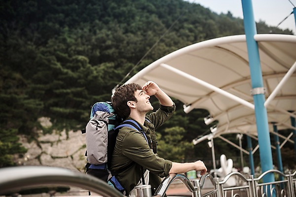 포토 JPG 주간 서양인 외국인 응시 남자 여행 한명 서기 상반신 20대 성인 야외 옆모습 즐거움 춘천 소양강댐 성인남자한명만 국내포토 자연요소 1 시선 감정 뷰포인트 모션 사람 인종 청년 댐 강원도 남자한명만 성인남자만 파일형식