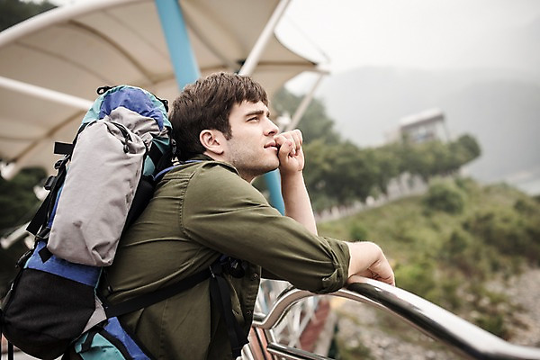 포토 JPG 주간 서양인 외국인 응시 남자 여행 한명 서기 상반신 20대 성인 야외 옆모습 즐거움 춘천 소양강댐 성인남자한명만 국내포토 자연요소 1 시선 감정 뷰포인트 모션 사람 인종 청년 댐 강원도 남자한명만 성인남자만 파일형식