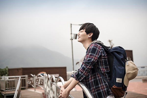 포토 JPG 주간 남자 여행 배낭 한명 서기 상반신 20대 성인 야외 옆모습 한국인 즐거움 춘천 소양강댐 성인남자한명만 국내포토 자연요소 1 감정 뷰포인트 가방 모션 사람 동양인 청년 댐 강원도 남자한명만 성인남자만 파일형식