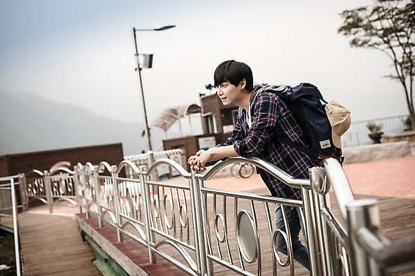 포토 JPG 주간 남자 여행 배낭 한명 서기 상반신 20대 성인 야외 옆모습 한국인 즐거움 춘천 소양강댐 성인남자한명만 국내포토 자연요소 1 감정 뷰포인트 가방 모션 사람 동양인 청년 댐 강원도 남자한명만 성인남자만 파일형식