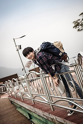 포토 JPG 주간 전신 남자 여행 배낭 한명 서기 20대 성인 야외 옆모습 한국인 즐거움 춘천 소양강댐 성인남자한명만 국내포토 자연요소 1 감정 뷰포인트 가방 모션 사람 동양인 청년 댐 강원도 남자한명만 성인남자만 파일형식