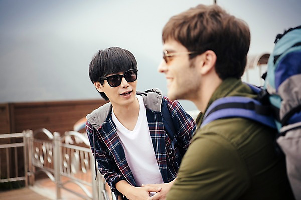 포토 JPG 주간 서양인 외국인 남자 여행 배낭 서기 상반신 20대 성인 야외 두명 앞모습 옆모습 친구 선글라스 우정 한국인 즐거움 춘천 소양강댐 성인남자만 브로맨스 국내포토 자연요소 감정 안경 뷰포인트 가방 관계 모션 사람 동양인 인종 청년 댐 강원도 남자만 성인만 파일형식