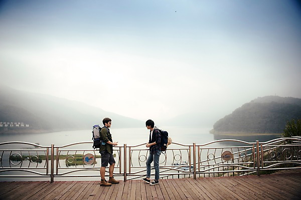포토 JPG 주간 전신 서양인 외국인 남자 여행 서기 20대 성인 야외 두명 옆모습 친구 우정 한국인 즐거움 춘천 소양강댐 성인남자만 브로맨스 국내포토 자연요소 감정 뷰포인트 관계 모션 사람 동양인 인종 청년 댐 강원도 남자만 성인만 파일형식