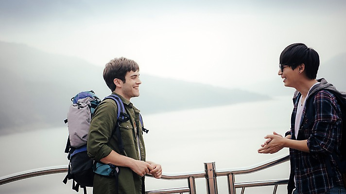 포토 JPG 주간 서양인 외국인 남자 여행 서기 미소 상반신 20대 성인 야외 두명 옆모습 친구 마주보기 우정 한국인 즐거움 춘천 소양강댐 성인남자만 브로맨스 국내포토 자연요소 감정 뷰포인트 관계 모션 표정 사람 동양인 인종 청년 댐 강원도 남자만 성인만 파일형식