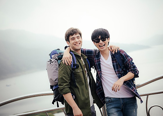 포토 JPG 주간 서양인 외국인 남자 여행 어깨동무 서기 상반신 20대 성인 야외 두명 앞모습 친구 선글라스 우정 한국인 즐거움 춘천 소양강댐 성인남자만 브로맨스 국내포토 자연요소 감정 안경 뷰포인트 포즈 관계 모션 사람 동양인 인종 청년 댐 강원도 남자만 성인만 파일형식