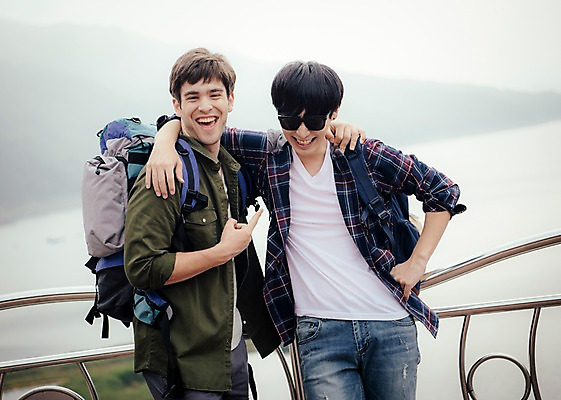 포토 JPG 주간 서양인 외국인 남자 여행 어깨동무 서기 상반신 20대 성인 야외 두명 앞모습 친구 선글라스 우정 한국인 즐거움 춘천 소양강댐 성인남자만 브로맨스 국내포토 자연요소 감정 안경 뷰포인트 포즈 관계 모션 사람 동양인 인종 청년 댐 강원도 남자만 성인만 파일형식