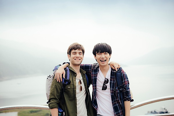 포토 JPG 주간 서양인 외국인 남자 여행 어깨동무 서기 상반신 20대 성인 야외 두명 앞모습 친구 우정 한국인 즐거움 춘천 소양강댐 성인남자만 브로맨스 국내포토 자연요소 감정 뷰포인트 포즈 관계 모션 사람 동양인 인종 청년 댐 강원도 남자만 성인만 파일형식
