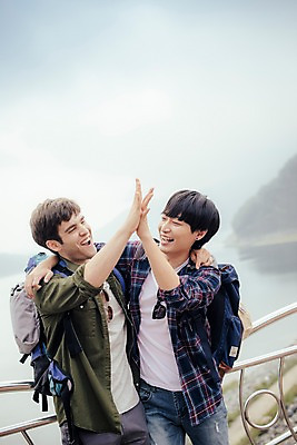 포토 JPG 주간 서양인 외국인 남자 여행 어깨동무 서기 상반신 20대 성인 야외 두명 앞모습 친구 우정 한국인 즐거움 하이파이브 춘천 소양강댐 성인남자만 브로맨스 국내포토 자연요소 감정 뷰포인트 포즈 관계 모션 사람 동양인 인종 손짓 청년 댐 강원도 남자만 성인만 파일형식