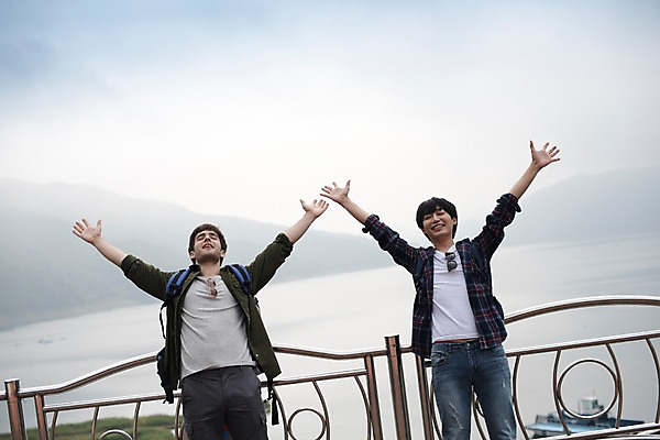 포토 JPG 주간 서양인 외국인 남자 여행 서기 상반신 20대 성인 야외 두명 앞모습 친구 우정 만세 한국인 즐거움 춘천 소양강댐 성인남자만 브로맨스 국내포토 자연요소 감정 뷰포인트 관계 모션 사람 동양인 인종 청년 댐 강원도 남자만 성인만 파일형식