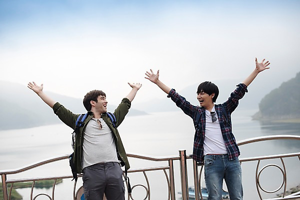 포토 JPG 주간 서양인 외국인 남자 여행 서기 상반신 20대 성인 야외 두명 앞모습 친구 우정 만세 한국인 즐거움 춘천 소양강댐 성인남자만 브로맨스 국내포토 자연요소 감정 뷰포인트 관계 모션 사람 동양인 인종 청년 댐 강원도 남자만 성인만 파일형식