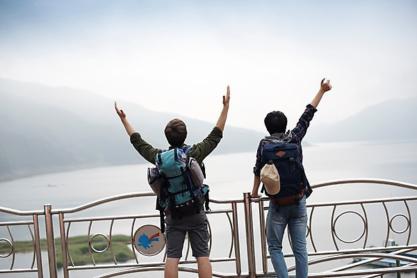 포토 JPG 주간 서양인 외국인 남자 여행 서기 상반신 20대 성인 야외 두명 뒷모습 친구 우정 만세 한국인 즐거움 춘천 소양강댐 성인남자만 브로맨스 국내포토 자연요소 감정 뷰포인트 관계 모션 사람 동양인 인종 청년 댐 강원도 남자만 성인만 파일형식