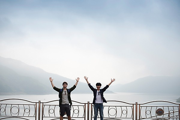 포토 JPG 주간 서양인 외국인 남자 여행 서기 상반신 20대 성인 야외 두명 앞모습 친구 우정 만세 한국인 즐거움 춘천 소양강댐 성인남자만 브로맨스 국내포토 자연요소 감정 뷰포인트 관계 모션 사람 동양인 인종 청년 댐 강원도 남자만 성인만 파일형식