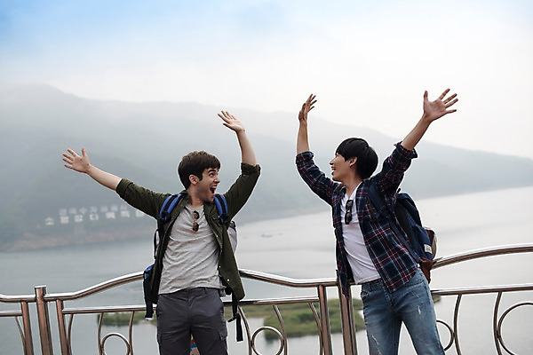 포토 JPG 주간 서양인 외국인 남자 여행 서기 상반신 20대 성인 야외 두명 앞모습 친구 우정 만세 한국인 즐거움 춘천 소양강댐 성인남자만 브로맨스 국내포토 자연요소 감정 뷰포인트 관계 모션 사람 동양인 인종 청년 댐 강원도 남자만 성인만 파일형식