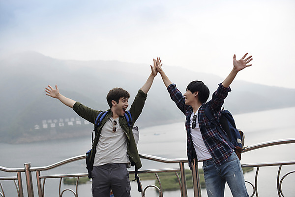 포토 JPG 주간 서양인 외국인 남자 여행 서기 상반신 20대 성인 야외 두명 앞모습 친구 우정 만세 한국인 즐거움 춘천 소양강댐 성인남자만 브로맨스 국내포토 자연요소 감정 뷰포인트 관계 모션 사람 동양인 인종 청년 댐 강원도 남자만 성인만 파일형식