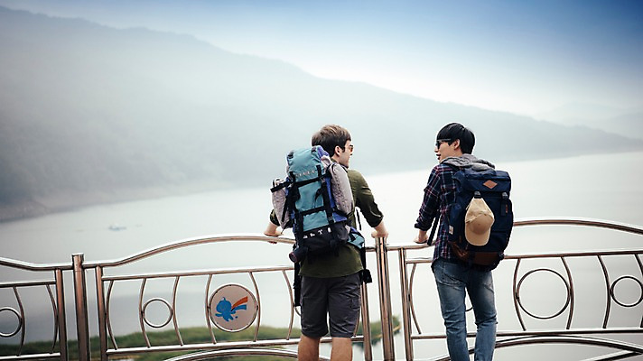 포토 JPG 주간 서양인 외국인 남자 여행 배낭 서기 상반신 20대 성인 야외 두명 뒷모습 친구 우정 한국인 즐거움 춘천 소양강댐 성인남자만 브로맨스 국내포토 자연요소 감정 뷰포인트 가방 관계 모션 사람 동양인 인종 청년 댐 강원도 남자만 성인만 파일형식