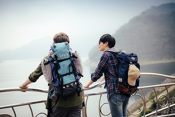 포토 JPG 주간 서양인 외국인 남자 여행 배낭 서기 상반신 20대 성인 야외 두명 뒷모습 친구 우정 한국인 즐거움 춘천 소양강댐 성인남자만 브로맨스 국내포토 자연요소 감정 뷰포인트 가방 관계 모션 사람 동양인 인종 청년 댐 강원도 남자만 성인만 파일형식