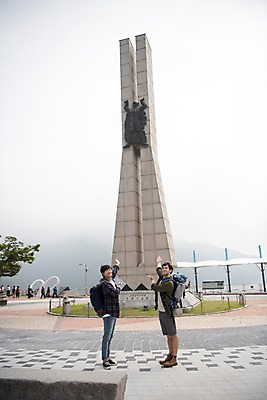 포토 JPG 주간 전신 서양인 외국인 남자 여행 서기 손짓 20대 성인 야외 두명 옆모습 친구 조형물 우정 한국인 즐거움 춘천 소양강댐 성인남자만 브로맨스 국내포토 자연요소 감정 뷰포인트 관계 모션 미술 사람 동양인 인종 청년 댐 강원도 남자만 성인만 파일형식