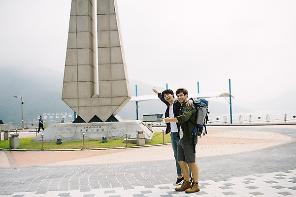 포토 JPG 주간 전신 서양인 외국인 남자 여행 어깨동무 서기 20대 성인 야외 두명 옆모습 친구 조형물 우정 한국인 즐거움 춘천 소양강댐 성인남자만 브로맨스 국내포토 자연요소 감정 뷰포인트 포즈 관계 모션 미술 사람 동양인 인종 청년 댐 강원도 남자만 성인만 파일형식