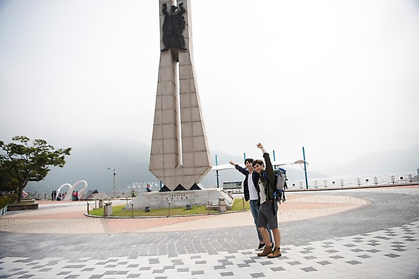 포토 JPG 주간 전신 서양인 외국인 남자 여행 서기 20대 성인 야외 두명 옆모습 친구 조형물 파이팅 우정 한국인 즐거움 춘천 소양강댐 성인남자만 브로맨스 국내포토 자연요소 감정 뷰포인트 관계 모션 미술 사람 동양인 인종 청년 댐 강원도 남자만 성인만 파일형식