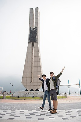 포토 JPG 주간 전신 서양인 외국인 남자 여행 서기 손짓 20대 성인 야외 두명 옆모습 친구 조형물 우정 한국인 즐거움 춘천 소양강댐 성인남자만 브로맨스 국내포토 자연요소 감정 뷰포인트 관계 모션 미술 사람 동양인 인종 청년 댐 강원도 남자만 성인만 파일형식