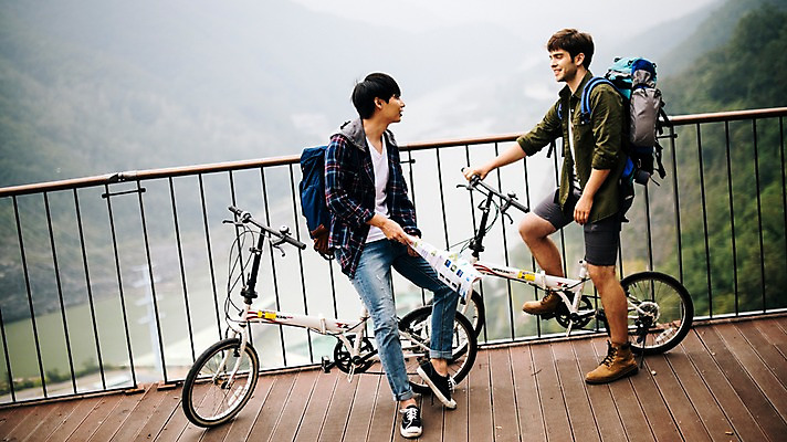 포토 JPG 주간 전신 서양인 외국인 남자 여행 휴식 앉기 20대 성인 야외 두명 앞모습 자전거 우정 한국인 즐거움 춘천 가교 성인남자만 브로맨스 국내포토 자연요소 건축물 감정 뷰포인트 컨셉 관계 모션 사람 동양인 인종 청년 친구 바이크 강원도 남자만 성인만 파일형식