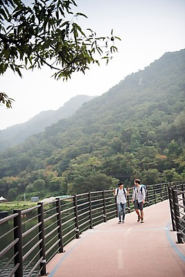 포토 JPG 주간 전신 서양인 외국인 남자 여행 20대 성인 야외 두명 앞모습 친구 걷기 우정 한국인 즐거움 춘천 가교 성인남자만 의암호 브로맨스 국내포토 자연요소 건축물 감정 호수 뷰포인트 관계 모션 사람 동양인 인종 청년 강원도 남자만 성인만 파일형식