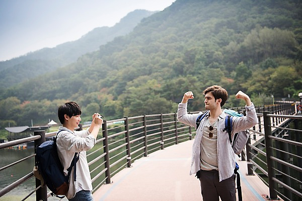 포토 JPG 주간 서양인 외국인 남자 여행 포즈 서기 상반신 20대 성인 야외 두명 옆모습 친구 사진촬영 우정 한국인 즐거움 춘천 가교 성인남자만 의암호 브로맨스 국내포토 자연요소 건축물 감정 호수 뷰포인트 관계 모션 사람 동양인 인종 청년 촬영 강원도 남자만 성인만 파일형식
