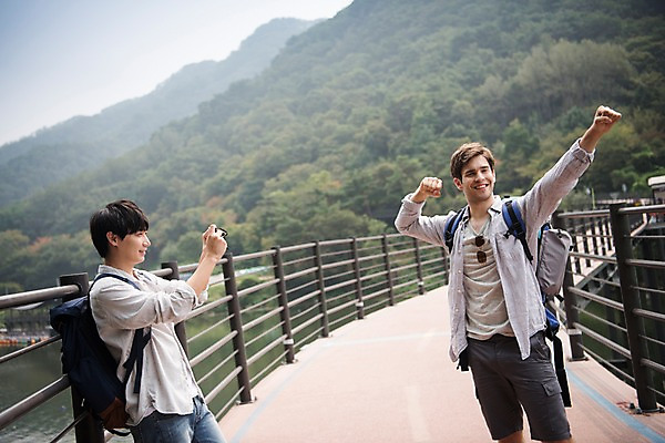 포토 JPG 주간 서양인 외국인 남자 여행 포즈 서기 상반신 20대 성인 야외 두명 옆모습 친구 사진촬영 우정 한국인 즐거움 춘천 가교 성인남자만 의암호 브로맨스 국내포토 자연요소 건축물 감정 호수 뷰포인트 관계 모션 사람 동양인 인종 청년 촬영 강원도 남자만 성인만 파일형식