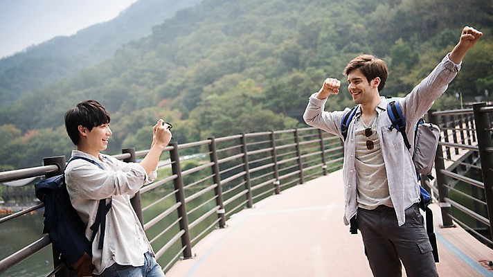 포토 JPG 주간 서양인 외국인 남자 여행 포즈 서기 상반신 20대 성인 야외 두명 옆모습 친구 사진촬영 우정 한국인 즐거움 춘천 가교 성인남자만 의암호 브로맨스 국내포토 자연요소 건축물 감정 호수 뷰포인트 관계 모션 사람 동양인 인종 청년 촬영 강원도 남자만 성인만 파일형식