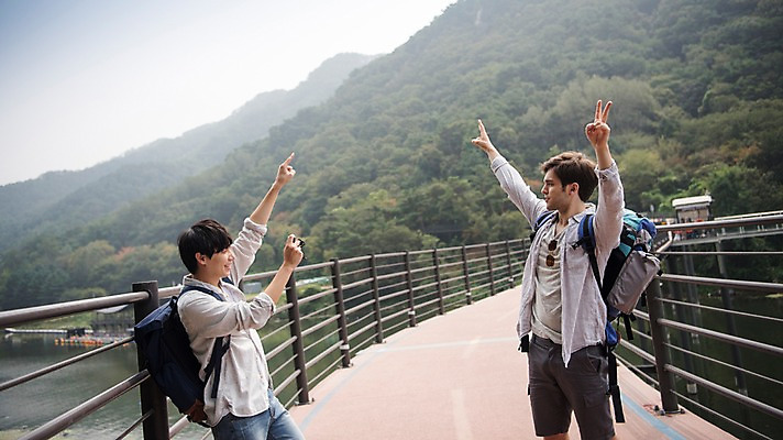포토 JPG 주간 서양인 외국인 남자 여행 포즈 서기 상반신 20대 성인 야외 두명 옆모습 친구 사진촬영 우정 한국인 즐거움 춘천 가교 성인남자만 의암호 브로맨스 국내포토 자연요소 건축물 감정 호수 뷰포인트 관계 모션 사람 동양인 인종 청년 촬영 강원도 남자만 성인만 파일형식