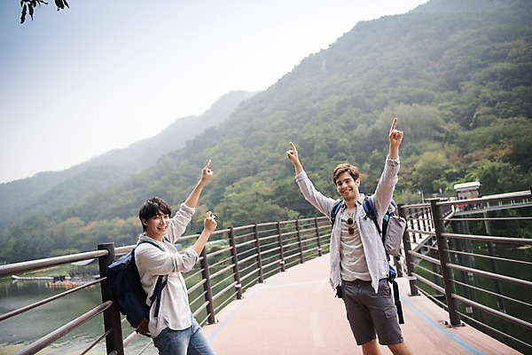 포토 JPG 주간 서양인 외국인 남자 여행 포즈 서기 상반신 20대 성인 야외 두명 옆모습 친구 사진촬영 우정 한국인 즐거움 춘천 가교 성인남자만 의암호 브로맨스 국내포토 자연요소 건축물 감정 호수 뷰포인트 관계 모션 사람 동양인 인종 청년 촬영 강원도 남자만 성인만 파일형식