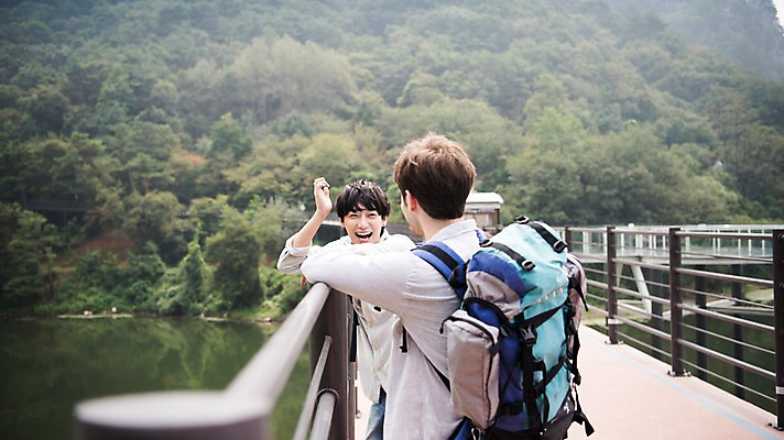 포토 JPG 주간 서양인 외국인 남자 여행 배낭 대화 서기 상반신 20대 성인 야외 두명 옆모습 친구 우정 한국인 즐거움 춘천 가교 성인남자만 의암호 브로맨스 국내포토 자연요소 건축물 감정 호수 뷰포인트 가방 관계 모션 말하기 사람 동양인 인종 청년 강원도 남자만 성인만 파일형식