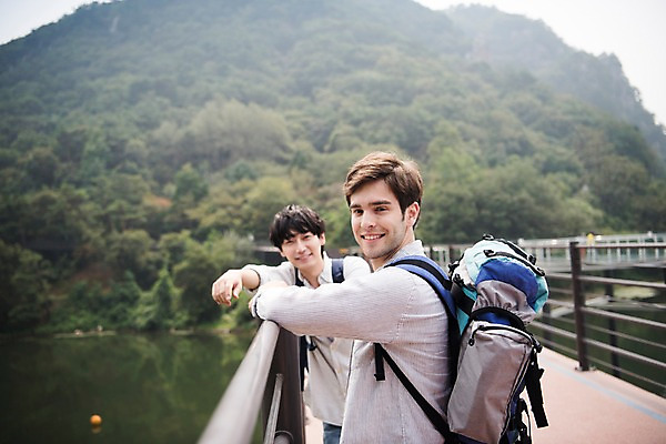 포토 JPG 주간 서양인 외국인 남자 여행 배낭 서기 미소 상반신 20대 성인 야외 두명 옆모습 친구 우정 한국인 즐거움 춘천 가교 성인남자만 의암호 브로맨스 국내포토 자연요소 건축물 감정 호수 뷰포인트 가방 관계 모션 표정 사람 동양인 인종 청년 강원도 남자만 성인만 파일형식