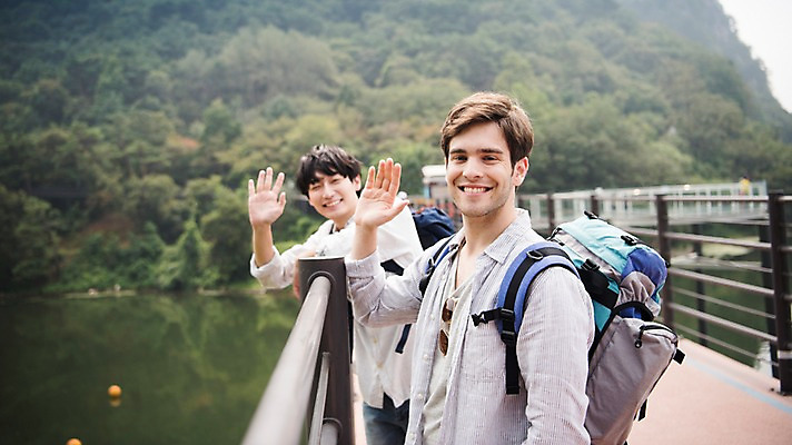 포토 JPG 주간 서양인 외국인 남자 여행 배낭 서기 상반신 20대 성인 야외 두명 옆모습 친구 우정 한국인 즐거움 손인사 춘천 가교 성인남자만 의암호 브로맨스 국내포토 자연요소 건축물 감정 호수 뷰포인트 가방 관계 모션 사람 동양인 인종 청년 인사 강원도 남자만 성인만 파일형식