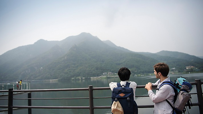 포토 JPG 주간 서양인 외국인 응시 남자 여행 배낭 서기 상반신 20대 성인 야외 두명 뒷모습 친구 우정 한국인 즐거움 춘천 성인남자만 의암호 브로맨스 국내포토 자연요소 시선 감정 호수 뷰포인트 가방 관계 모션 사람 동양인 인종 청년 강원도 남자만 성인만 파일형식
