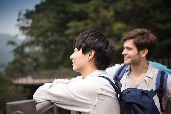 포토 JPG 주간 서양인 외국인 응시 남자 여행 서기 상반신 20대 성인 야외 두명 옆모습 친구 우정 한국인 즐거움 춘천 성인남자만 의암호 브로맨스 국내포토 자연요소 시선 감정 호수 뷰포인트 관계 모션 사람 동양인 인종 청년 강원도 남자만 성인만 파일형식