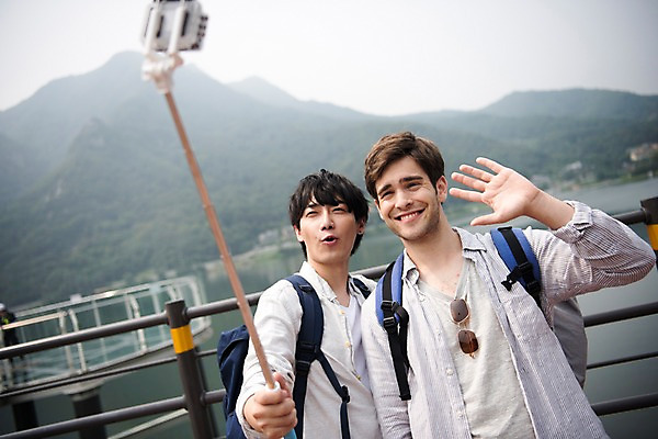 포토 JPG 주간 서양인 외국인 남자 여행 서기 상반신 20대 성인 야외 두명 앞모습 친구 우정 한국인 즐거움 손인사 춘천 셀카봉 가교 성인남자만 의암호 브로맨스 국내포토 자연요소 건축물 감정 호수 뷰포인트 관계 모션 사람 동양인 인종 청년 인사 강원도 남자만 성인만 파일형식