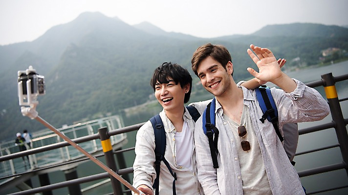 포토 JPG 주간 서양인 외국인 남자 여행 서기 상반신 20대 성인 야외 두명 앞모습 친구 우정 한국인 즐거움 손인사 춘천 셀카봉 가교 성인남자만 의암호 브로맨스 국내포토 자연요소 건축물 감정 호수 뷰포인트 관계 모션 사람 동양인 인종 청년 인사 강원도 남자만 성인만 파일형식