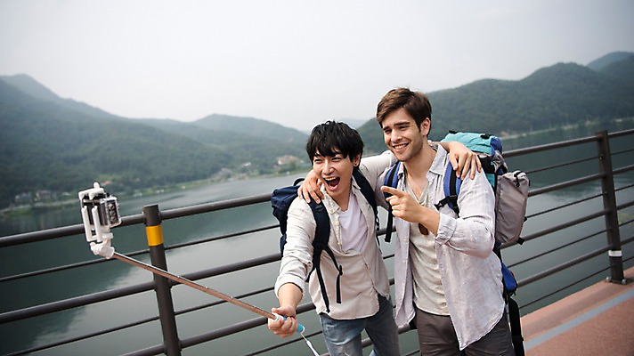 포토 JPG 주간 서양인 외국인 남자 여행 서기 상반신 20대 성인 야외 두명 앞모습 친구 우정 한국인 가리킴 즐거움 춘천 셀카봉 가교 성인남자만 의암호 브로맨스 국내포토 자연요소 건축물 감정 호수 뷰포인트 관계 모션 사람 동양인 인종 손짓 청년 강원도 남자만 성인만 파일형식