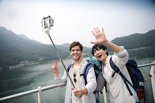 포토 JPG 주간 서양인 외국인 남자 여행 서기 상반신 20대 성인 야외 두명 앞모습 친구 우정 한국인 즐거움 브이 손인사 춘천 셀카봉 가교 성인남자만 의암호 브로맨스 국내포토 자연요소 건축물 감정 호수 뷰포인트 관계 모션 사람 동양인 인종 손짓 청년 인사 강원도 남자만 성인만 파일형식