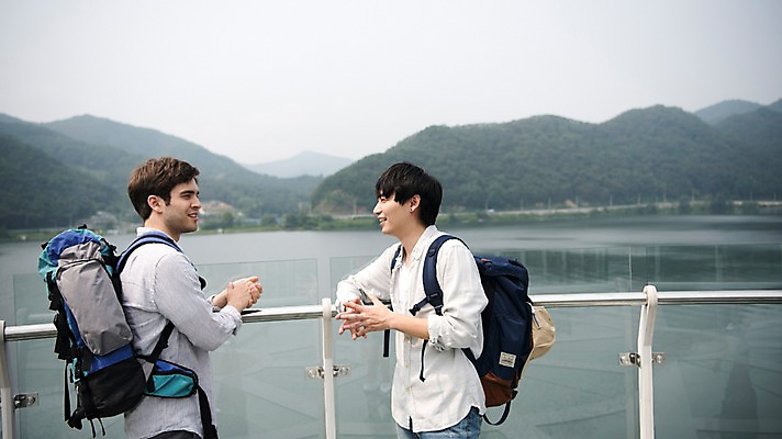 포토 JPG 주간 서양인 외국인 남자 여행 대화 서기 상반신 20대 성인 야외 두명 옆모습 친구 마주보기 우정 한국인 즐거움 춘천 가교 성인남자만 의암호 브로맨스 국내포토 자연요소 건축물 감정 호수 뷰포인트 관계 모션 말하기 사람 동양인 인종 청년 강원도 남자만 성인만 파일형식