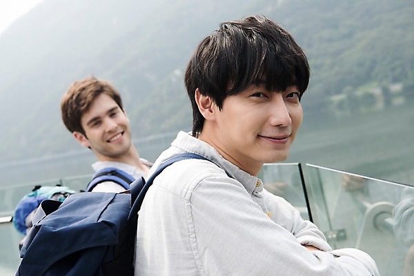 포토 JPG 주간 서양인 외국인 남자 여행 서기 미소 상반신 20대 성인 야외 두명 옆모습 친구 우정 한국인 즐거움 춘천 성인남자만 의암호 브로맨스 국내포토 자연요소 감정 호수 뷰포인트 관계 모션 표정 사람 동양인 인종 청년 강원도 남자만 성인만 파일형식