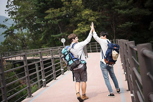 포토 JPG 주간 전신 서양인 외국인 남자 여행 20대 성인 야외 두명 뒷모습 친구 걷기 우정 한국인 즐거움 하이파이브 춘천 성인남자만 의암호 브로맨스 국내포토 자연요소 감정 호수 뷰포인트 관계 모션 사람 동양인 인종 손짓 청년 강원도 남자만 성인만 파일형식