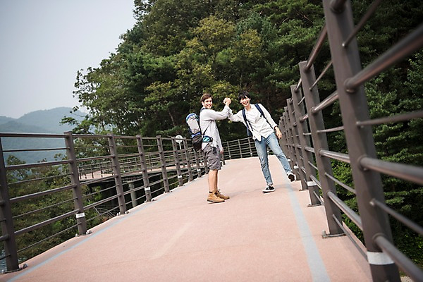 포토 JPG 주간 전신 서양인 외국인 남자 여행 서기 20대 성인 야외 두명 옆모습 친구 손잡기 우정 한국인 즐거움 춘천 가교 성인남자만 의암호 브로맨스 국내포토 자연요소 건축물 감정 호수 뷰포인트 관계 모션 사람 동양인 인종 청년 강원도 남자만 성인만 파일형식