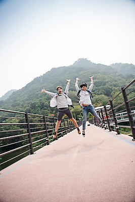 포토 JPG 주간 전신 서양인 외국인 남자 여행 20대 성인 야외 두명 앞모습 친구 점프 우정 한국인 즐거움 춘천 소양강댐 가교 성인남자만 의암호 브로맨스 국내포토 자연요소 건축물 감정 호수 뷰포인트 관계 모션 사람 동양인 인종 청년 댐 강원도 남자만 성인만 파일형식