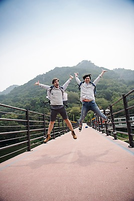 포토 JPG 주간 전신 서양인 외국인 남자 여행 20대 성인 야외 두명 앞모습 친구 점프 우정 한국인 즐거움 춘천 소양강댐 가교 성인남자만 의암호 브로맨스 국내포토 자연요소 건축물 감정 호수 뷰포인트 관계 모션 사람 동양인 인종 청년 댐 강원도 남자만 성인만 파일형식