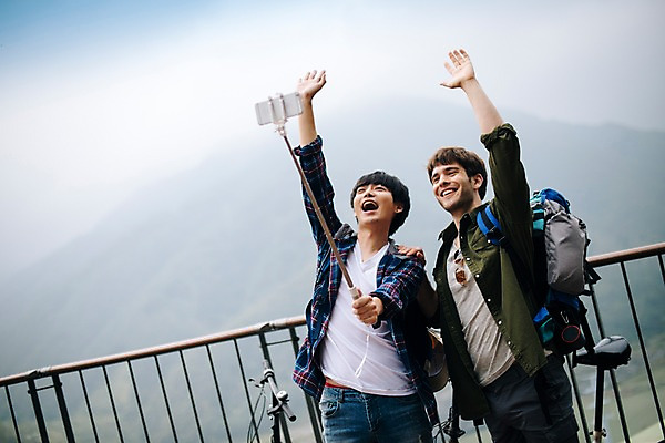 포토 JPG 주간 서양인 외국인 남자 여행 서기 들기 상반신 20대 성인 야외 두명 앞모습 자전거 파이팅 주먹 우정 한국인 즐거움 춘천 셀카봉 가교 성인남자만 의암호 브로맨스 국내포토 자연요소 건축물 감정 호수 뷰포인트 관계 모션 사람 동양인 인종 청년 친구 바이크 강원도 남자만 성인만 파일형식