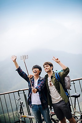 포토 JPG 주간 서양인 외국인 남자 여행 서기 들기 상반신 20대 성인 야외 두명 앞모습 자전거 파이팅 주먹 우정 한국인 즐거움 춘천 셀카봉 가교 성인남자만 의암호 브로맨스 국내포토 자연요소 건축물 감정 호수 뷰포인트 관계 모션 사람 동양인 인종 청년 친구 바이크 강원도 남자만 성인만 파일형식