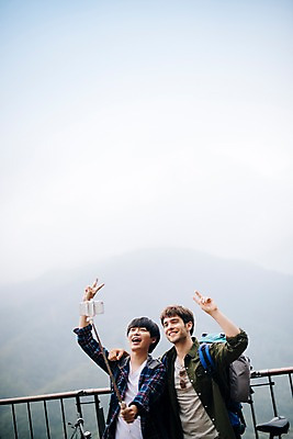포토 JPG 주간 서양인 외국인 남자 여행 서기 들기 상반신 20대 성인 야외 두명 앞모습 파이팅 주먹 우정 한국인 즐거움 춘천 셀카봉 가교 성인남자만 의암호 브로맨스 국내포토 자연요소 건축물 감정 호수 뷰포인트 관계 모션 사람 동양인 인종 청년 친구 강원도 남자만 성인만 파일형식